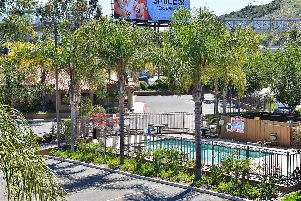 Motel 6 San Diego - Mission Valley Экстерьер фото