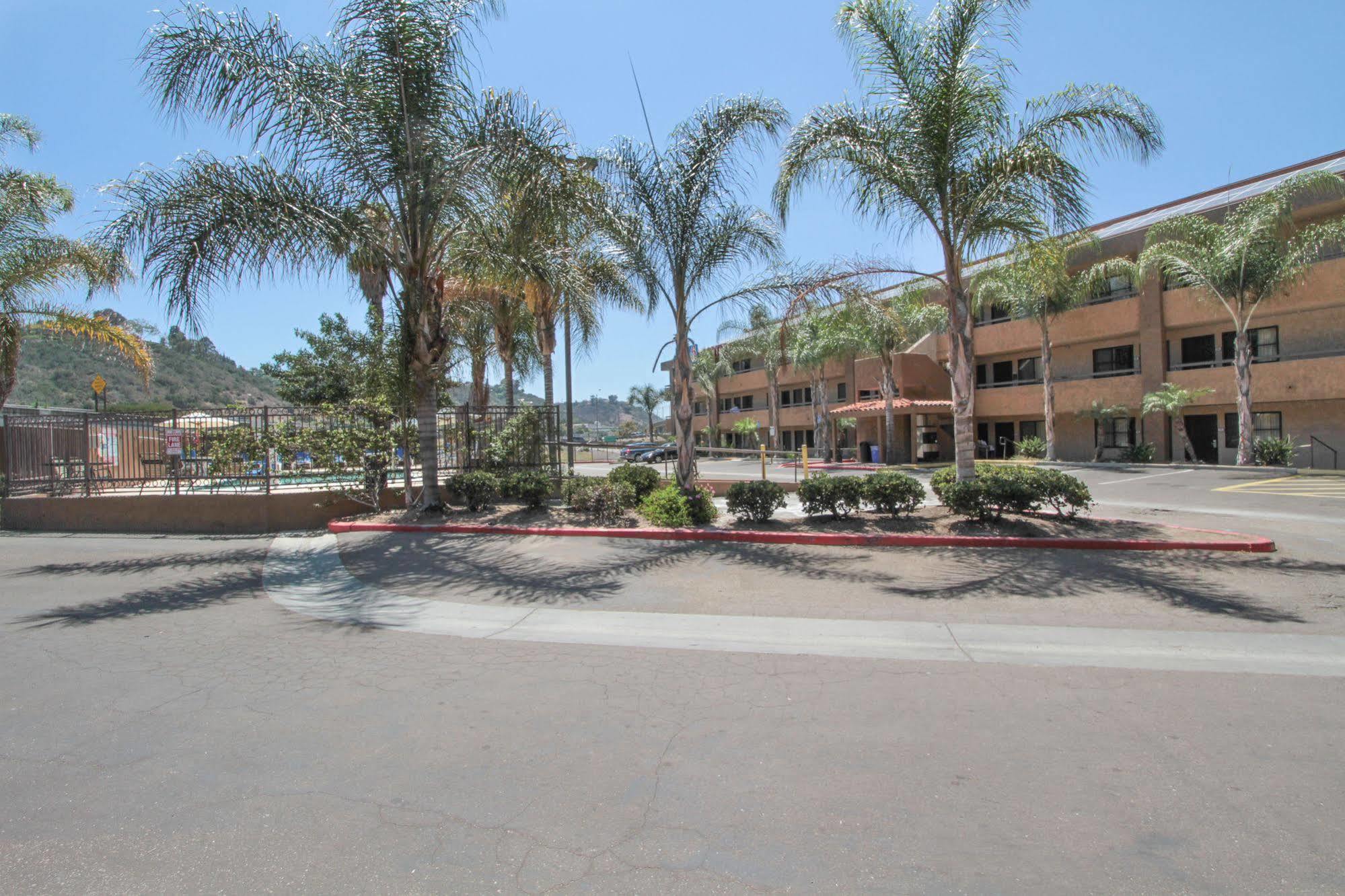 Motel 6 San Diego - Mission Valley Экстерьер фото