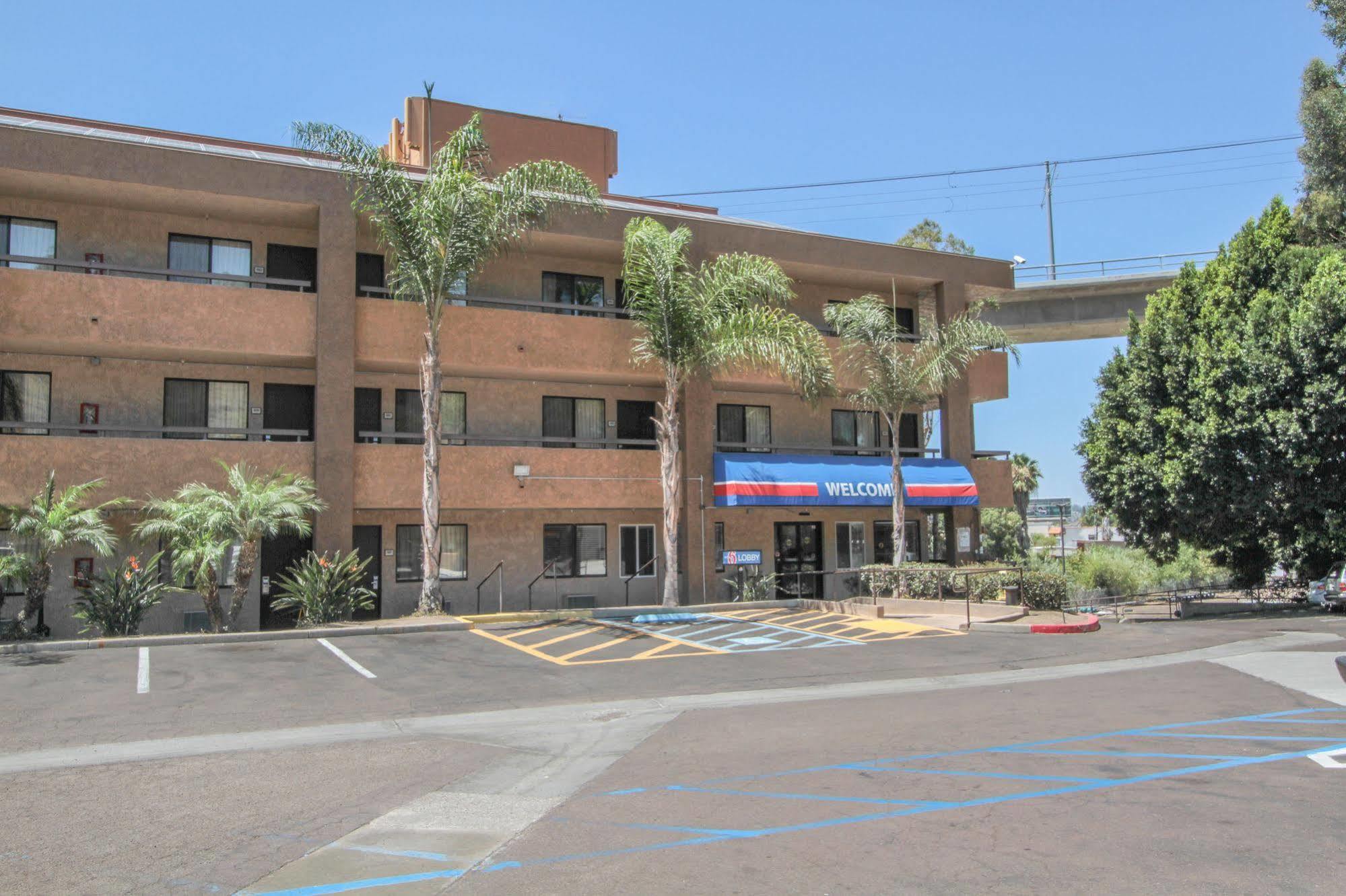 Motel 6 San Diego - Mission Valley Экстерьер фото