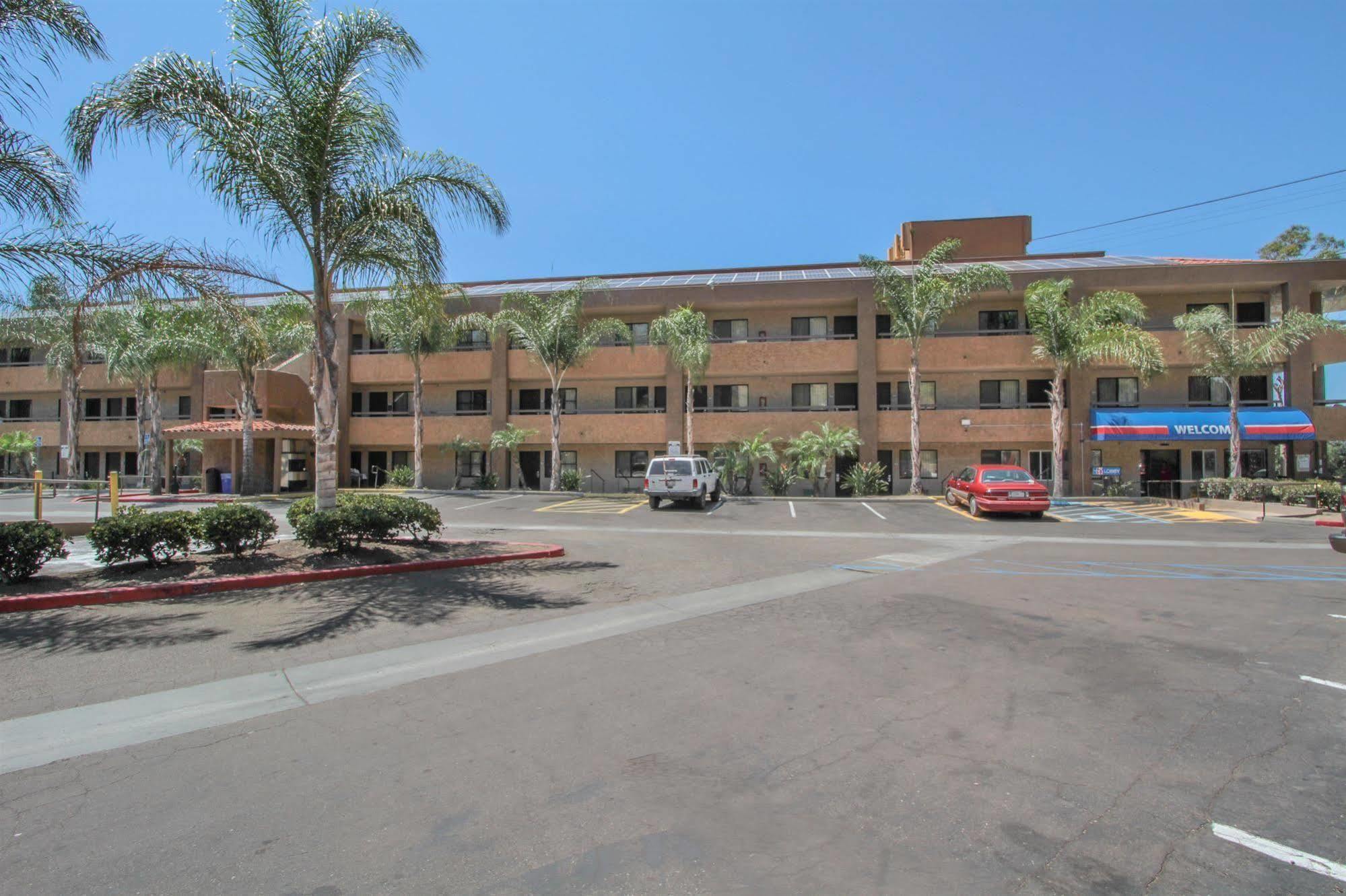 Motel 6 San Diego - Mission Valley Экстерьер фото