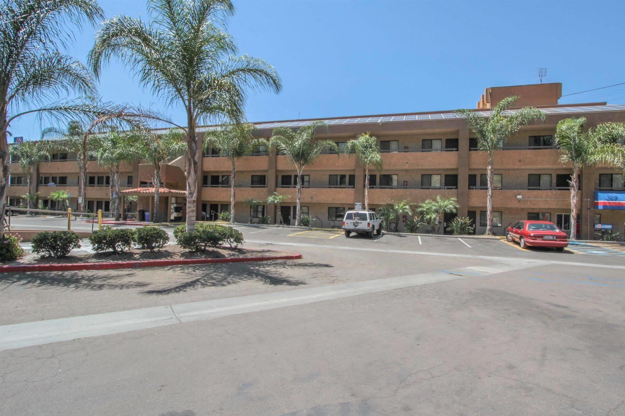 Motel 6 San Diego - Mission Valley Экстерьер фото