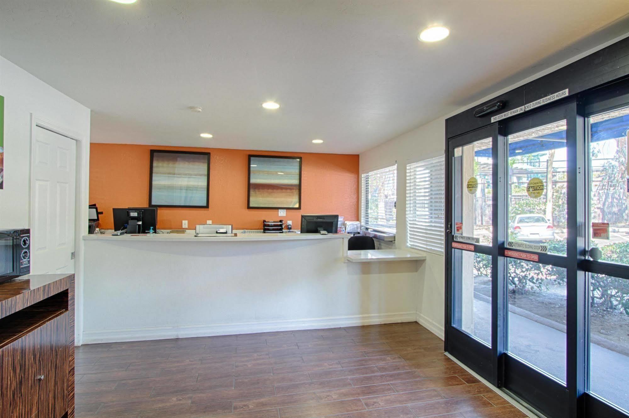 Motel 6 San Diego - Mission Valley Экстерьер фото