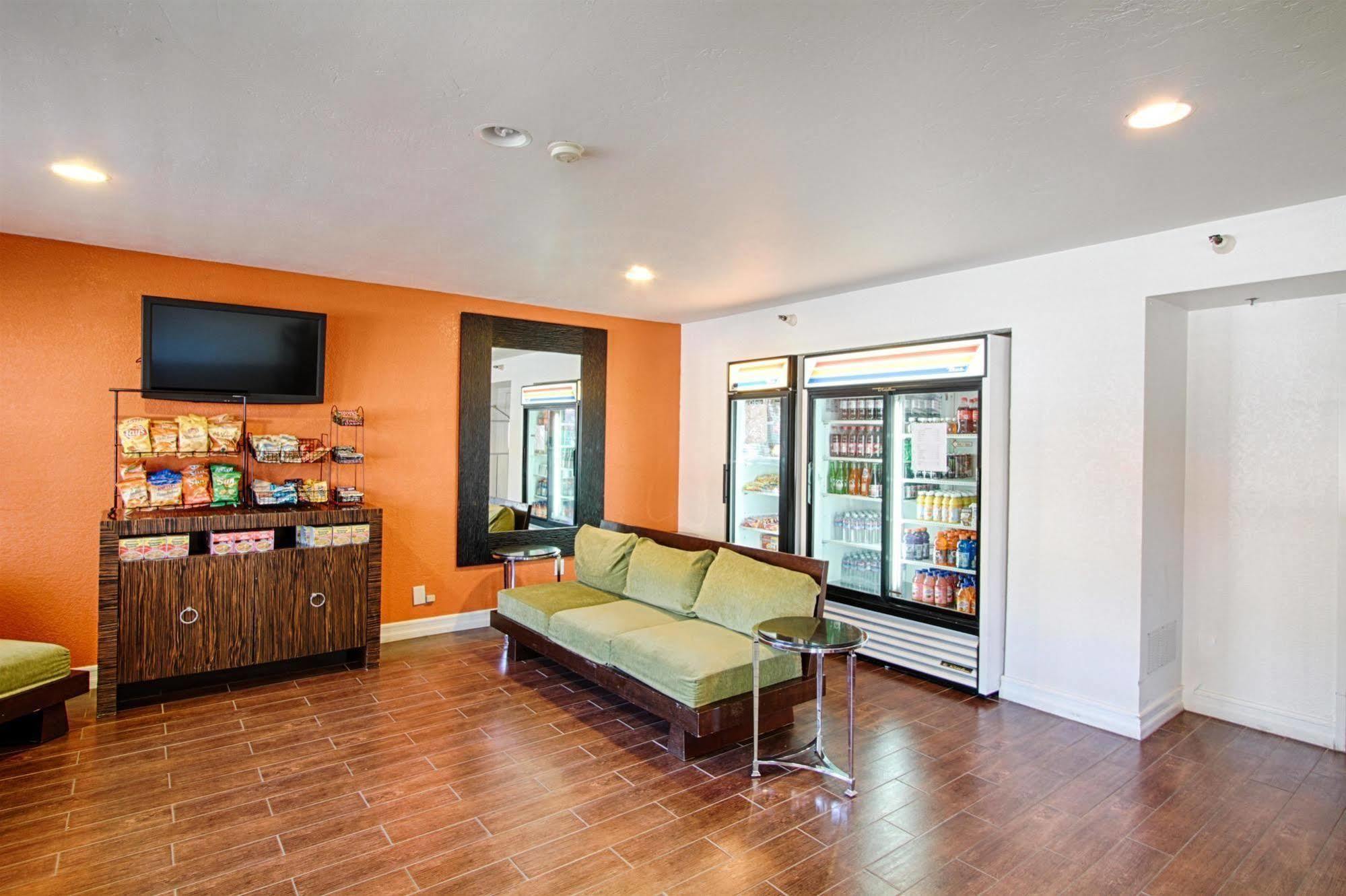 Motel 6 San Diego - Mission Valley Экстерьер фото