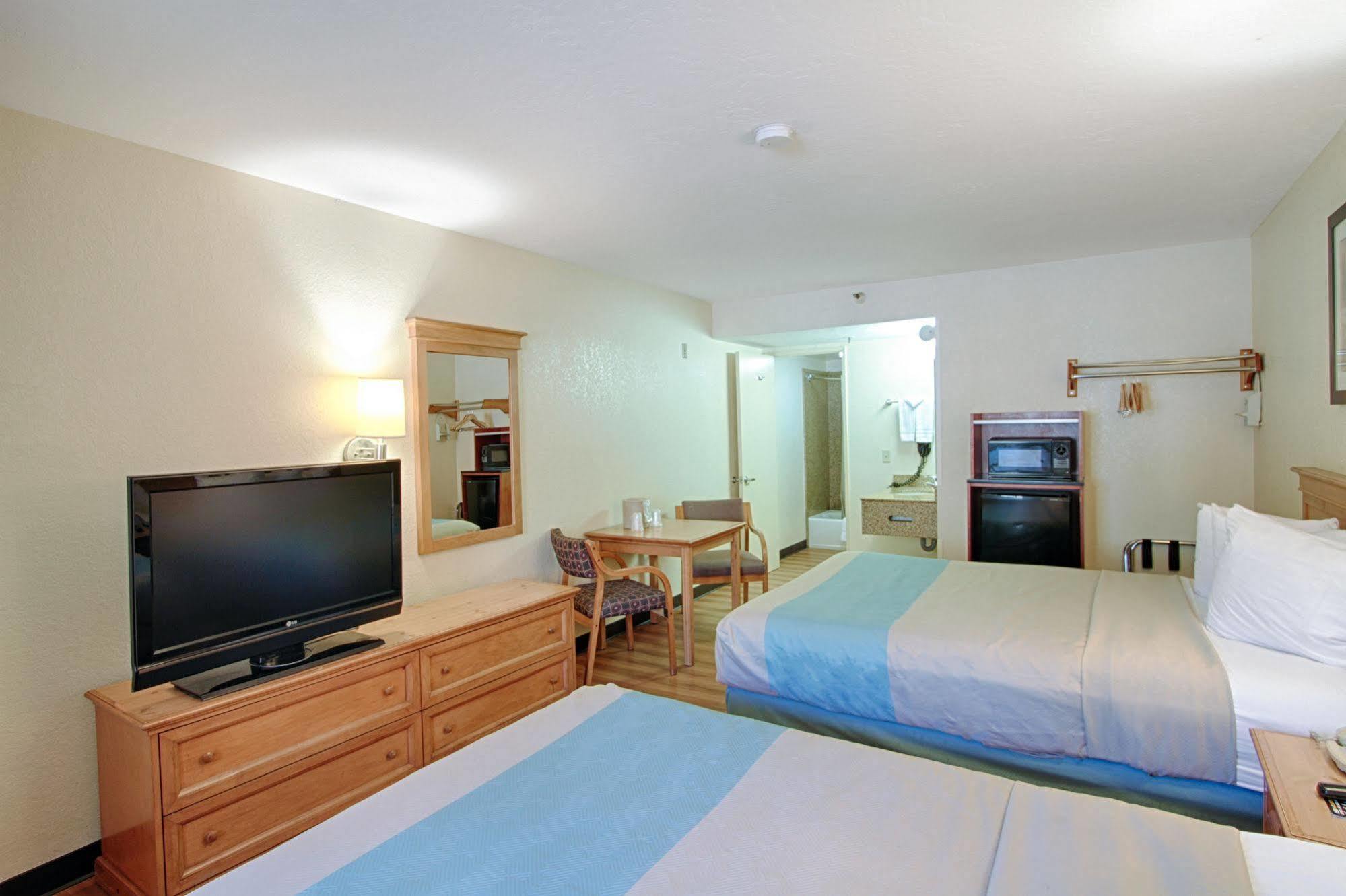 Motel 6 San Diego - Mission Valley Экстерьер фото