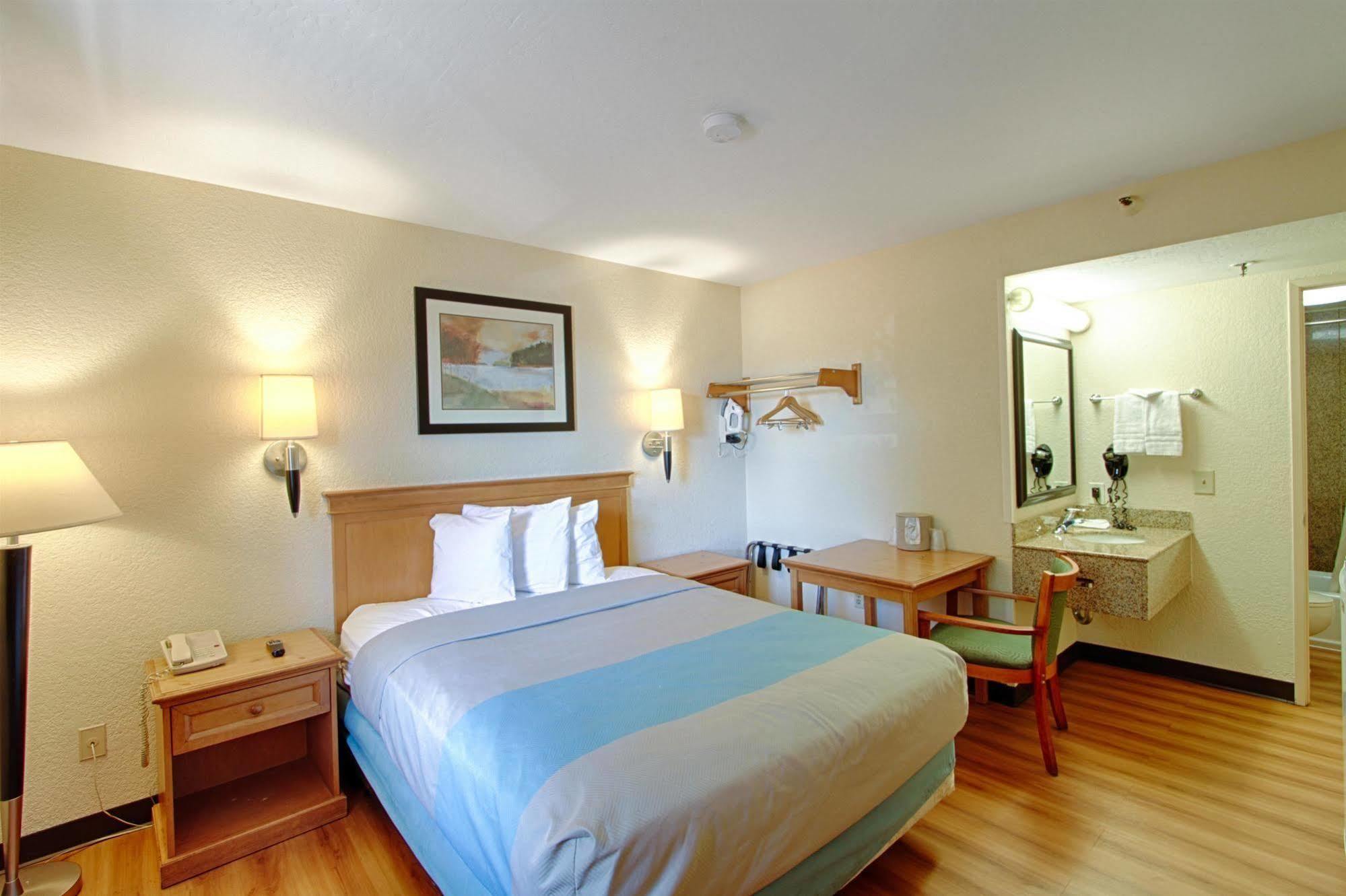 Motel 6 San Diego - Mission Valley Экстерьер фото