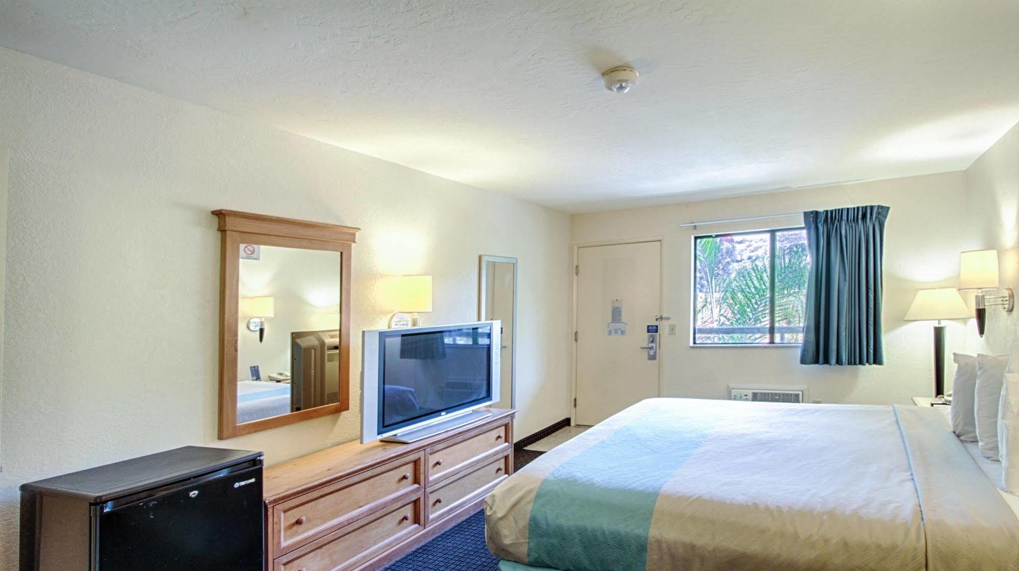 Motel 6 San Diego - Mission Valley Экстерьер фото