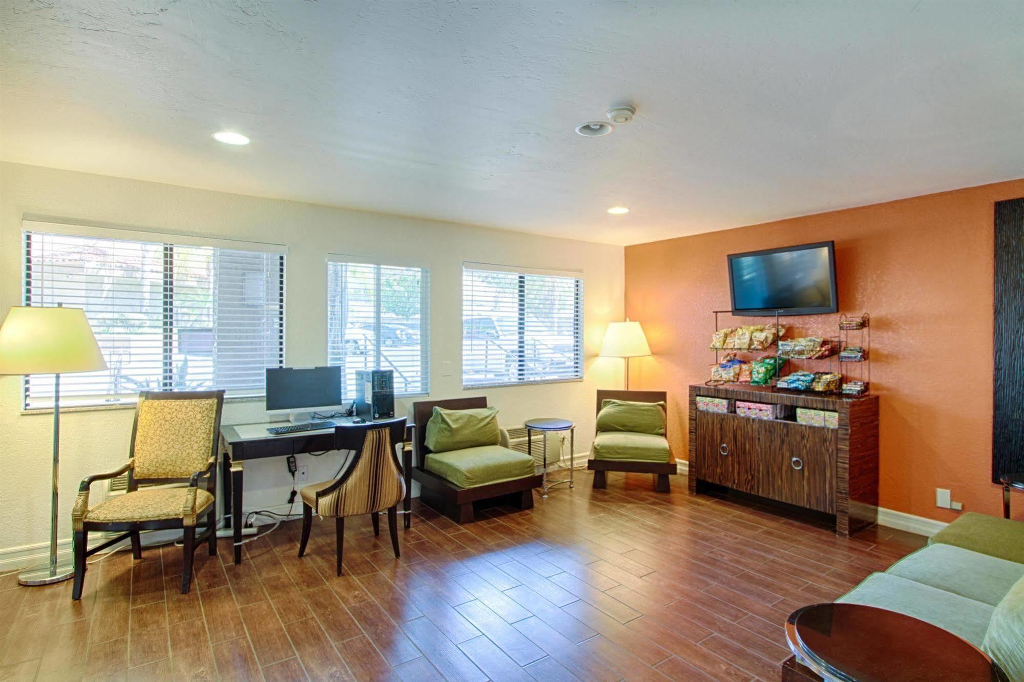 Motel 6 San Diego - Mission Valley Экстерьер фото