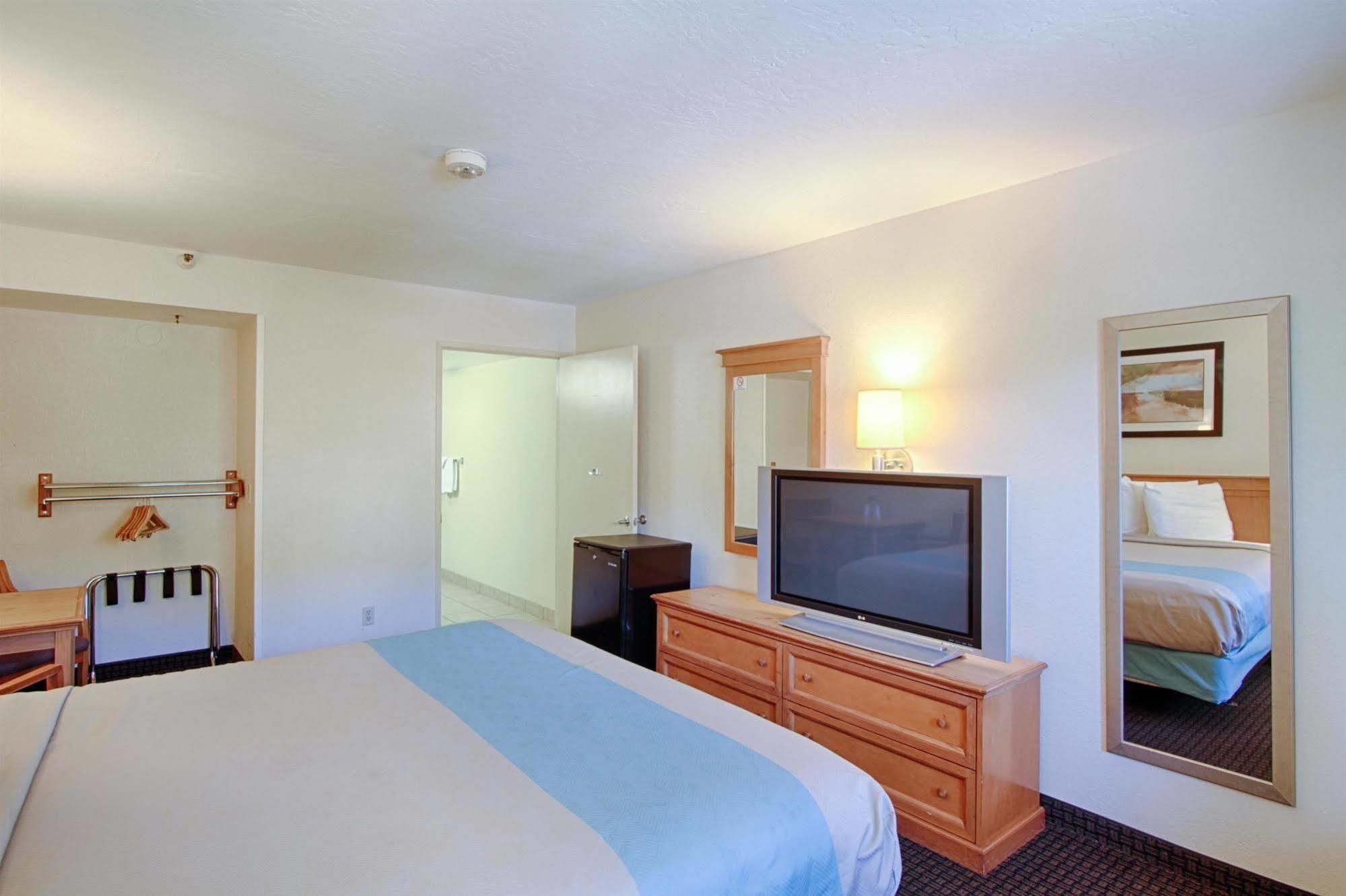 Motel 6 San Diego - Mission Valley Экстерьер фото