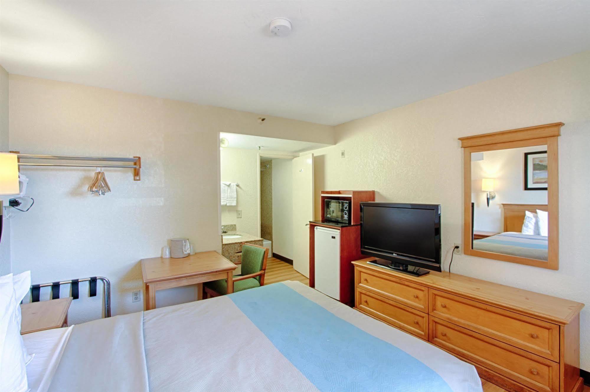 Motel 6 San Diego - Mission Valley Экстерьер фото