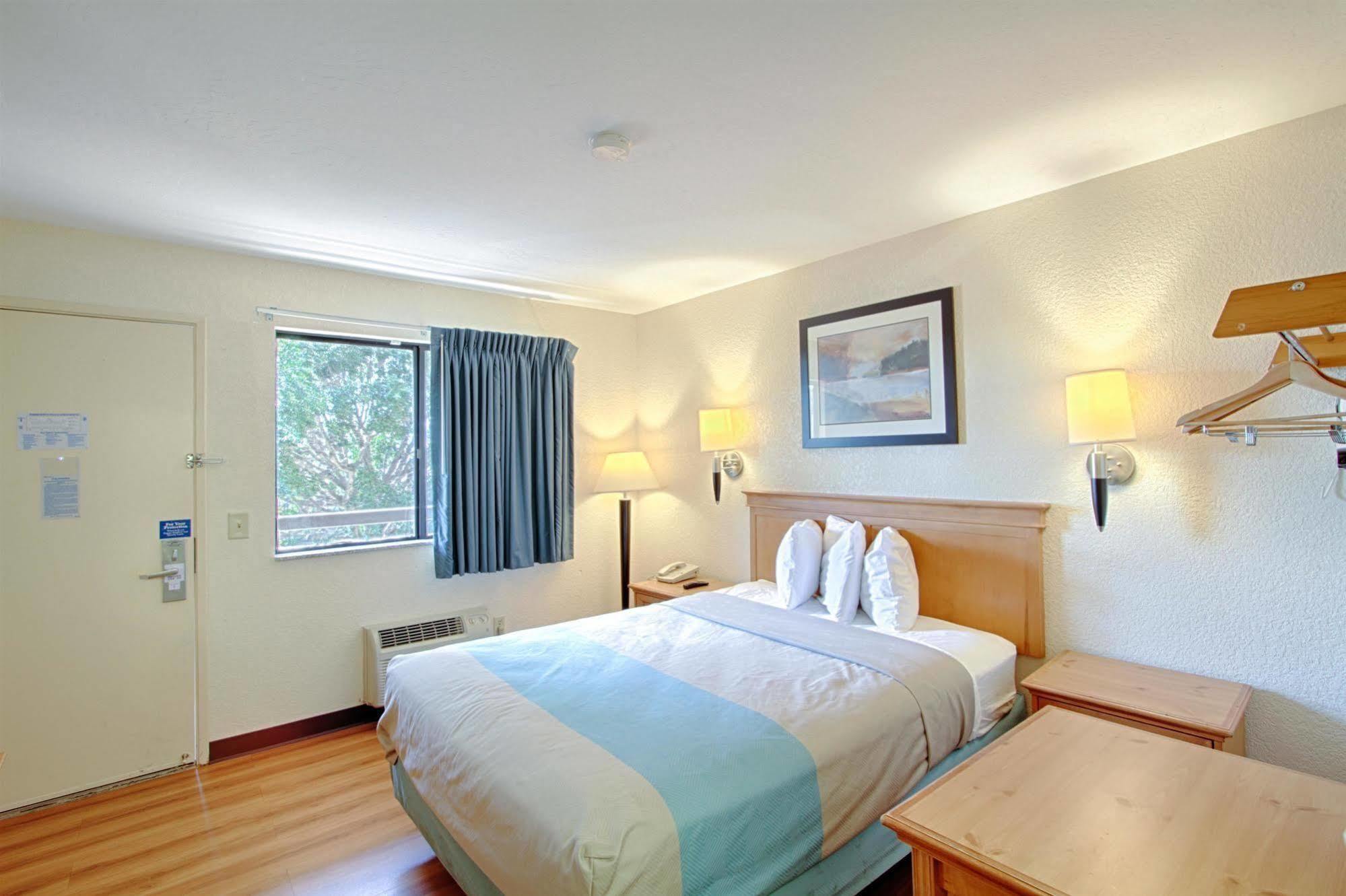 Motel 6 San Diego - Mission Valley Экстерьер фото