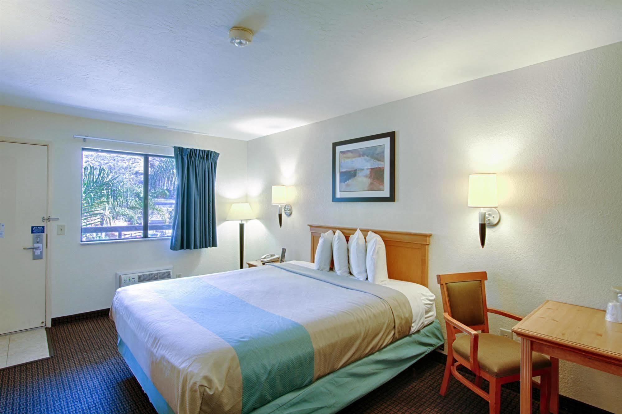 Motel 6 San Diego - Mission Valley Экстерьер фото