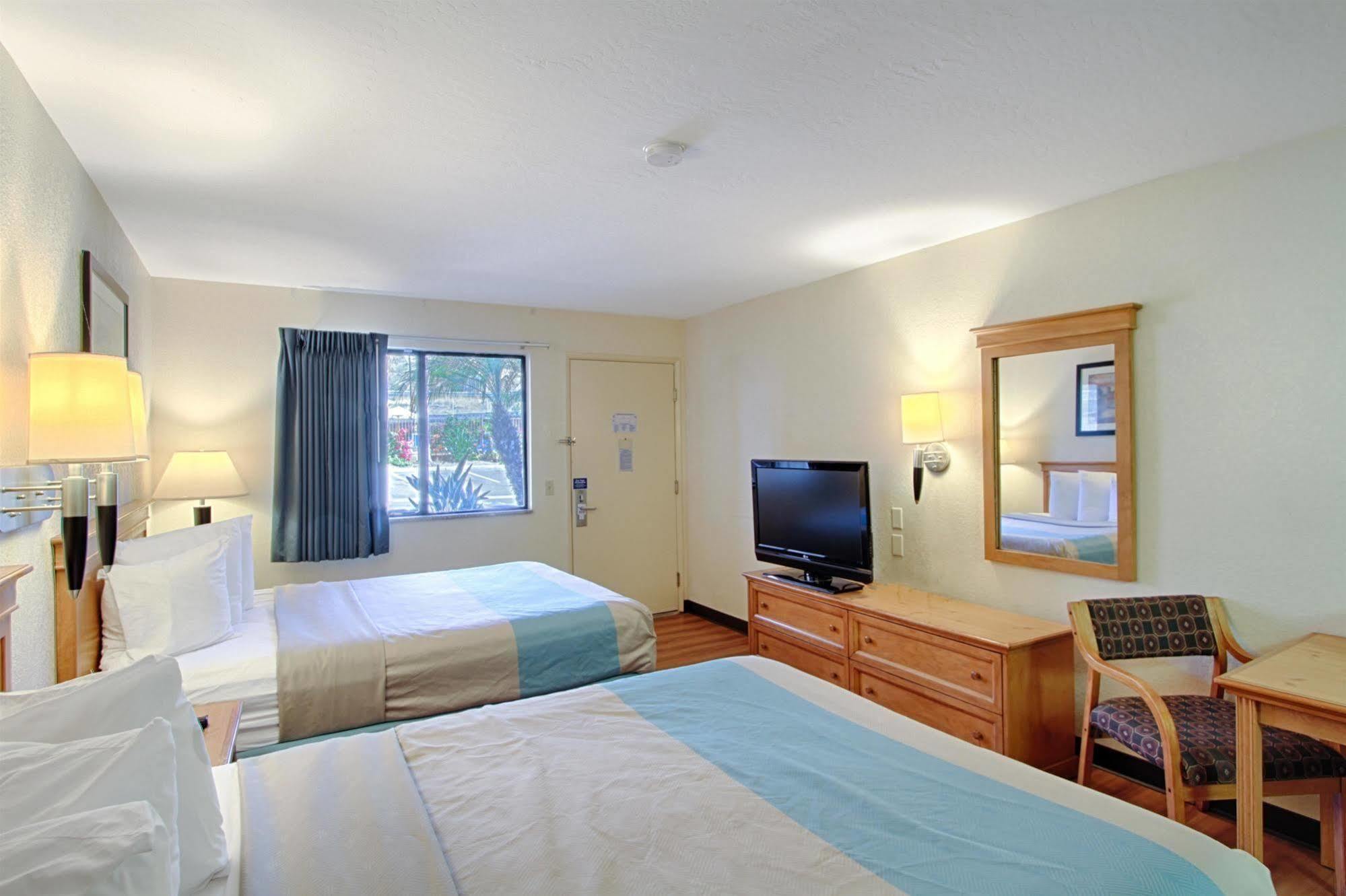 Motel 6 San Diego - Mission Valley Экстерьер фото