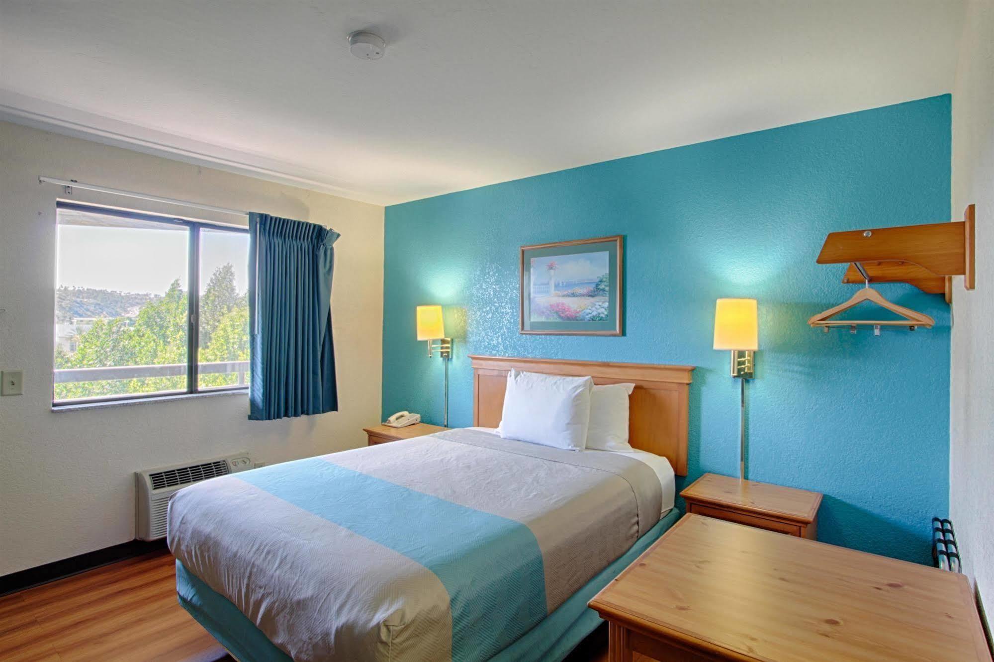 Motel 6 San Diego - Mission Valley Экстерьер фото
