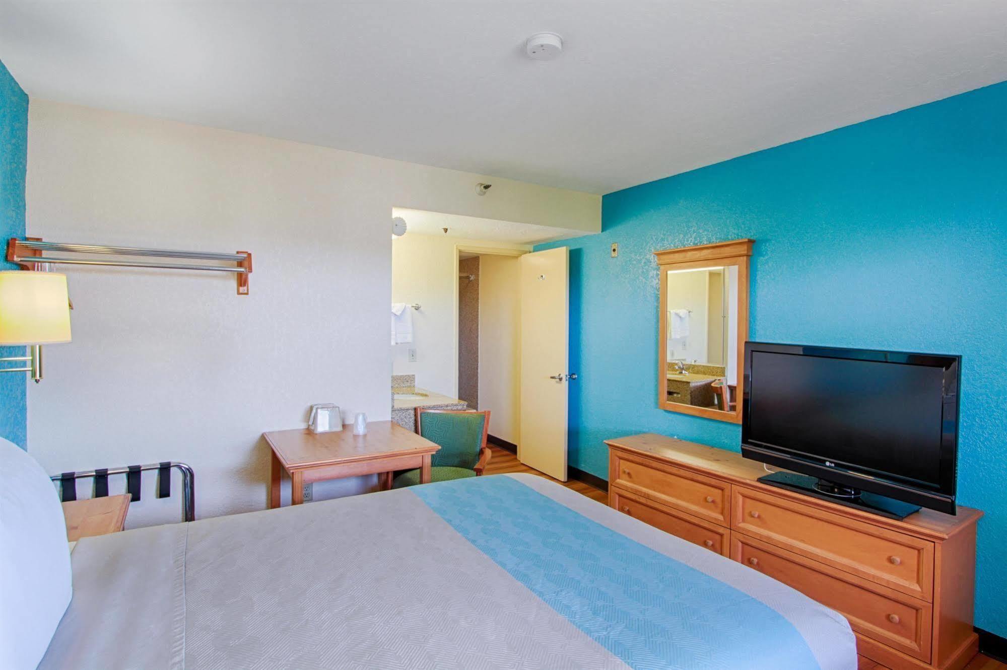 Motel 6 San Diego - Mission Valley Экстерьер фото