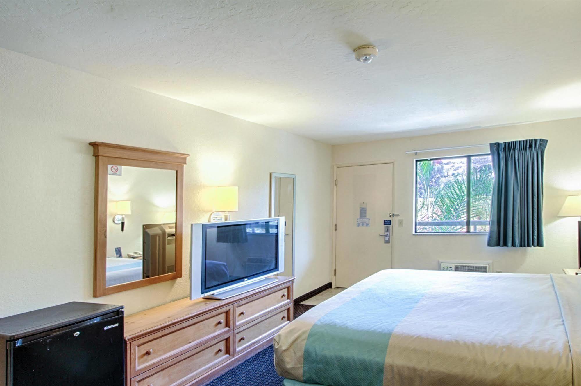 Motel 6 San Diego - Mission Valley Экстерьер фото
