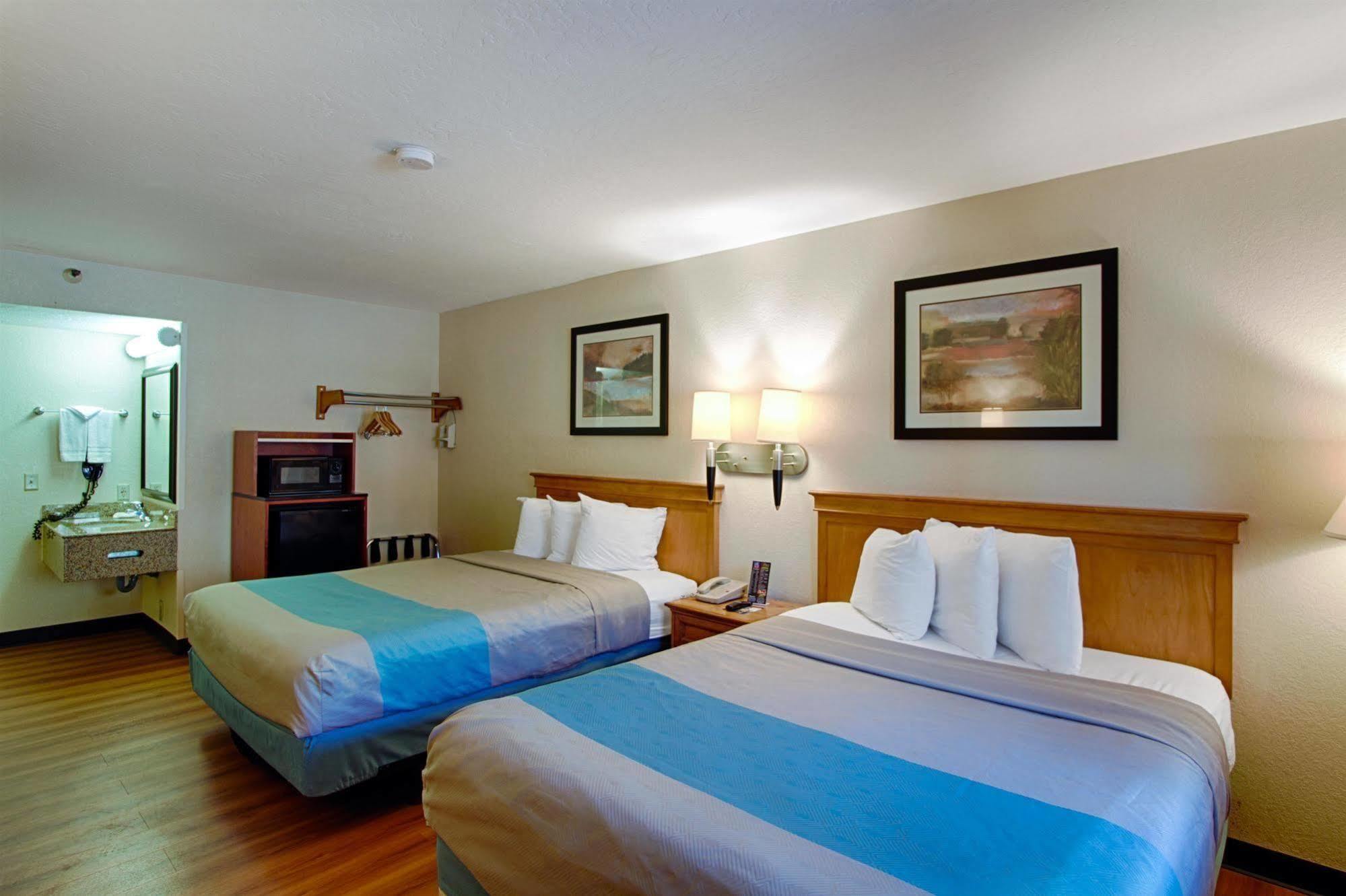 Motel 6 San Diego - Mission Valley Экстерьер фото