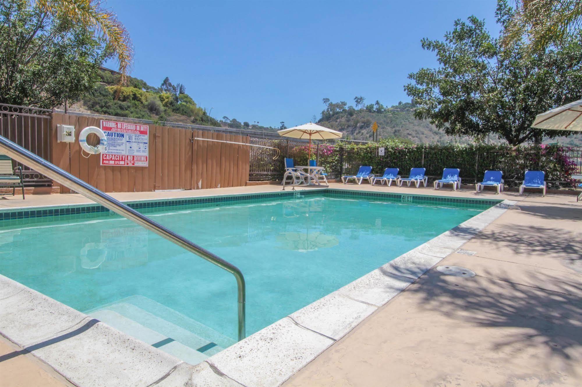 Motel 6 San Diego - Mission Valley Экстерьер фото